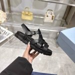出厂价Pp： 普拉达2025最新春夏 编织超轻橡胶凉鞋 E64 厚底鞋底搭配橡胶鞋面， 标志性金属三角标 码数：35-40码