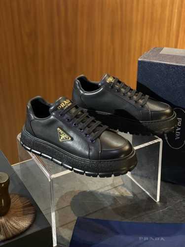 Praddowntown Bold男士运动鞋 Size；39～45 从1980年代的篮球鞋汲取灵感，运动风设计搭配精致细节。 牛皮 采用穿孔皮打造，个性的厚底呈