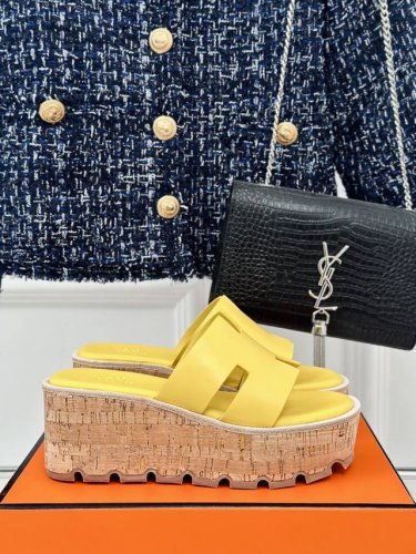 厂价 HermèS 爱马仕经典H厚底拖鞋 依旧是永恒经典的H造型 极约复古的设计 浓厚的异域风情 厚底在拉长腿方面真的Yyds 百搭舒适 上脚秒变大长腿！ 面料