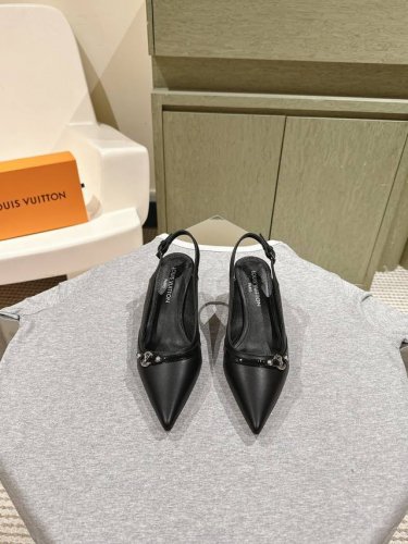 路易威登 225 Lv Cruise女鞋 早春新款绝美尖头小跟鞋这一季太让人惊喜了，时尚界久违的极简之美，多巴胺配色毫不费力的优雅风来袭时髦精致绝美穿上就是仙飘