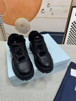 顶级版本 PRADA 普拉达秋冬新款厚底高帮雪地靴鞋这款牛筋底上脚非常舒适，今年非常爆，穿上 增高 休闲两不误，清爽的表现足以表达对鞋子的个个细节的把控， 面料