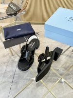 prada 2025春夏新款交叉凉鞋来啦 ** 最新走秀款 经典升级 舒适度与时髦度双重在线 圆头设计百搭不挑人 无论是慵懒度假风还是都市极简穿搭都能轻松驾驭