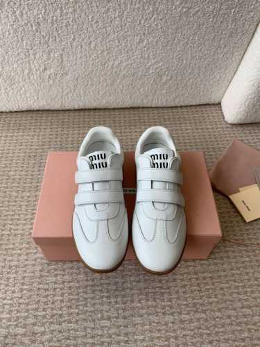 MiuMiu 24ss 秋冬新款 魔术贴 情侣 德训鞋 复古休闲鞋 最新款德训小白鞋，在找小白鞋还要复古的还要舒适的 还要那种德训鞋的可以看过来了 秋冬火爆款休