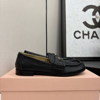 miu Miu 25Ss 缪缪春夏新款 方头乐福鞋硬币平底小皮鞋 细节的设计在一众乐福鞋中脱颖而出 整体鞋型圆滑秀气 一点不笨重 可以完全露出脚踝处 称得腿部线
