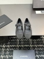 chanel 25C早春玛丽珍单鞋系列 这一季的鞋子都很棒耶！ 纯黑色玛丽珍上脚很舒服鞋面皮质也很软，不用担心会磨脚。兔耳朵也好可爱，黑白拼色和黑色布面都很好看
