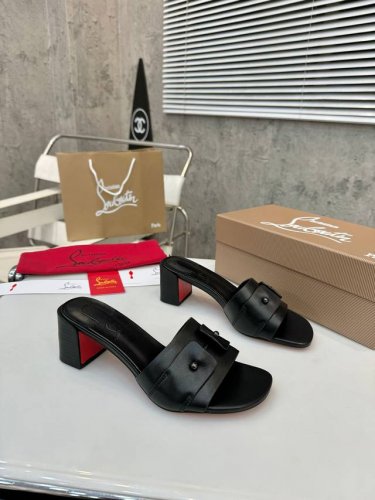 真皮底 橡胶底 顶级版本 代购级③个颜色供选择。今年重磅推出 Christian Louboutin Cl 标识设计 红底鞋最新走秀款 简称Cl 红底鞋今年T台
