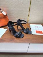 Hermes 爱马仕 经典H高跟凉鞋系列时尚经典又百搭 超级舒服 历时半年拆卸原版开发 匠心精神 每个细节都做到极致 设计简约流畅 打造时尚经典柔美造型 材质: