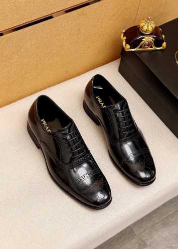 商品商标：Prada 普拉达 商务皮鞋 正码码数: 38-44 45订制 商品材料：精选 进口头层开边珠牛皮鞋面，进口水染牛皮内里。强烈立体视觉效果，原版大底