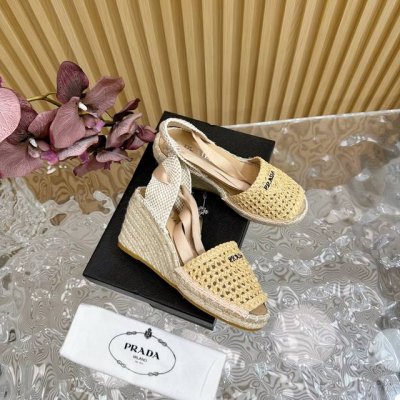 prada 普拉达 年早春新款 鱼嘴 草编渔夫鞋 这款草编鞋配有草编内底 经柔软的羊皮面料 材质重释的版型饰以刺绣刻字徽标 呈现传统与现代格调的上佳融合 混搭理