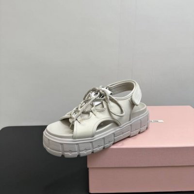 miumiu缪缪春夏走秀款饼干厚底凉鞋 简约的运动板鞋设计 极具辨识度的鞋舌 打造佛系甜美的休闲风~~上脚气场十足随意搭配 长裙 短裙 短裤 穿出与众不同的风格