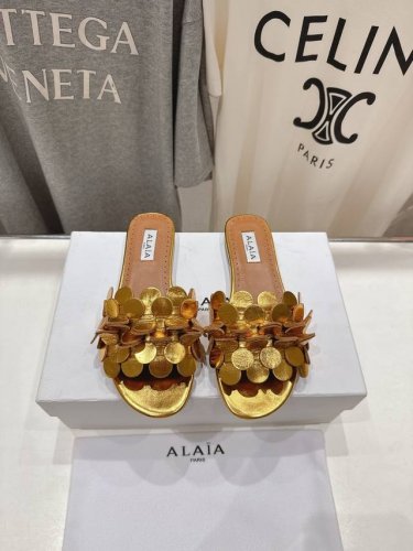 高版本出厂 独家新品 Alaia 阿莱亚25Ss 走秀款手工穿花平底拖鞋 最近超火的一款平底拖鞋 章小蕙同款 甜酷芭蕾风 人气超高的一款平底拖鞋，浪漫又迷人 舒