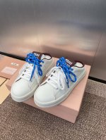 工厂价 Miumiu 2025春夏高定系列走秀新款果冻色系带休闲运动小白鞋 缪缪明星同款字母logo圆头拼色滑板女拖鞋材质:鞋面进口小牛皮+水染羊皮内里+原版开