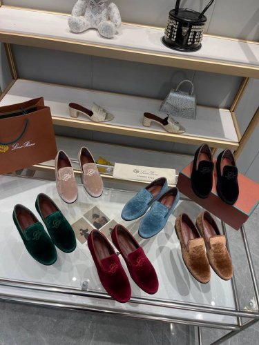 Loro piana*顶级正品级高版四季款购买原版1:1复制 于1924年4月24日一手创立现有的Loro piana公司 家族经营至今已是第六代 为讲求品味及