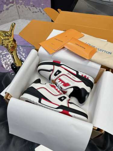 工厂价： 2024 最新颜色 最新出炉 原版开发 品质出货 欢迎对比 Lv板鞋系列 Lv Trainer Maxi运动鞋将成衣系列的宽松廓形引入virgilab