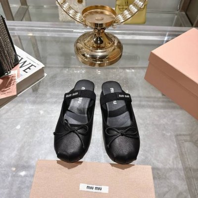 出厂 Miu Miu 25春夏蝴蝶结包头拖新款上新 个性小圆头非常百搭，时尚潮流 太适合我了，穿着不累脚 绝对入手不亏的一双！ 进口原版羊皮真丝面料，羊皮内里脚