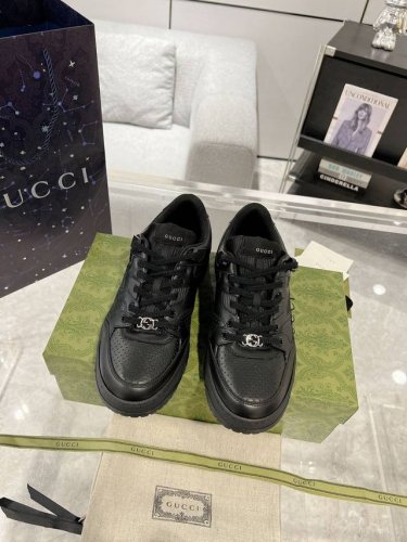 Gucci新款男士运动鞋 早春系列巧妙运用淡雅色调 镂空设计和橡胶细节焕新演绎经典低帮运动鞋 这款运动鞋以黑色皮革匠心打造 缀饰橡胶细节 尽显别样魅力 鞋面 牛