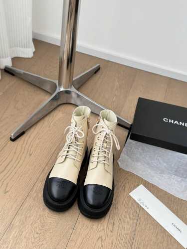 Chanel 小香24K新品短靴 原版1:1复刻 经典中的经典 无论搭配裤装还是裙装都是完美 小圆头的设计很好的修饰脚型 小仙女们必备！ 鞋面采用进口小牛皮 内