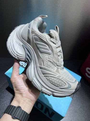 balenciaga巴黎世家 Cargo 6Xl Sneakers 圆头系带 低帮生活网布系带低帮走秀复古 Balenciaga始终站在时尚前沿 这款拥有巨大尺