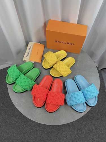 Lv驴牌L家 爆款 浮雕Logo 压花 凉拖鞋 本款 Pool Pillow Comfort 平底凉拖取材科技织物，以高频压印技术重绎 Monogram 图案。