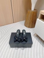 24Ss春夏新款chane*小香蝴蝶结水钻粗跟凉拖鞋 嗲嗲的蝴蝶结凉拖鞋，俏皮又不失千金风～满满的精致感 妥妥的行走白富美！甜度百分百 美的移不开眼，上脚舒适不
