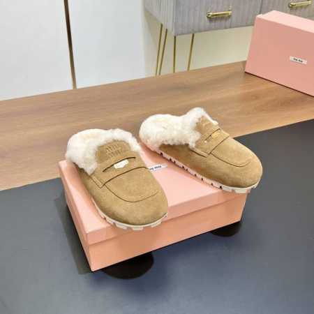 高版本 缪缪miumiu穆勒拖鞋 羊毛保暖半拖鞋、勃肯鞋、外穿棉鞋 居家拖鞋。 国内外博主刷爆的一款，幸运金币搭配更显亮眼，上脚尤为惊艳到你。小红书种草系列，上 - 点击图像关闭