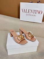 顶级版-真皮底Valentino 经典百搭V扣粗跟后空拖鞋 出厂 ────── 面料：牛皮 漆皮 ────── 内里：全粒面羊皮 ────── 大底：意大利真皮