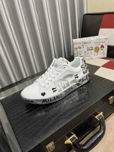Dolce&GabbanaDG高端男士运动休闲鞋。顶级专柜原单货。 原版进口牛皮 多种材质拼接设计进口牛皮内里 牛皮垫脚原版TPR弹力大底。 Size：35-