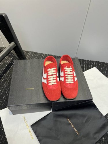 出厂： Dvn德训鞋～拿捏你的脚感 Dries Van Noten 春夏系列，设计师通过改造、扭曲和颠覆经典元素，打造出实用而富有设计感实穿的运动鞋履 全真皮独