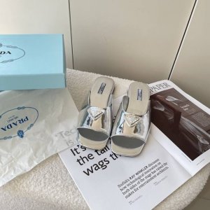 出厂 Prada 普拉达 2025顶级专柜 新款限定 官网上新 独家首发 普拉达 Prada 25S早春乱 宽嘴平底拖 Prada拖鞋 Prada 潮鞋 Pra