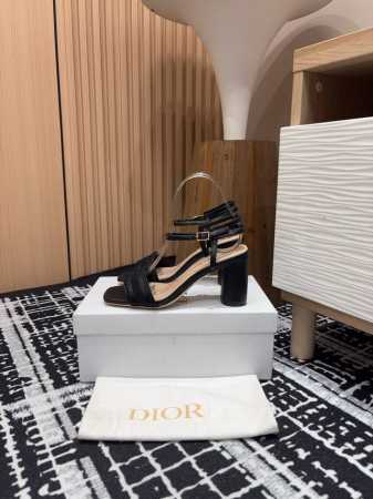 25Ss春夏季新款Dior Dway 高跟刺绣凉鞋 这款 Dway 高跟凉鞋是二零二五早春成衣系列新品，以时尚优雅的廓形重新演绎 Dior 的经典单品。采用牛皮 - 点击图像关闭