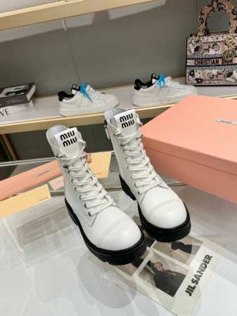 冲量价: MiuMiu复古机车靴系带马丁靴 MiuMiu缪缪24ss秋冬走秀款西部系列 复古机车靴系带马丁靴 今年最值得入手的靴子 靴筒宽大不管腿粗腿细都能穿出 - 点击图像关闭
