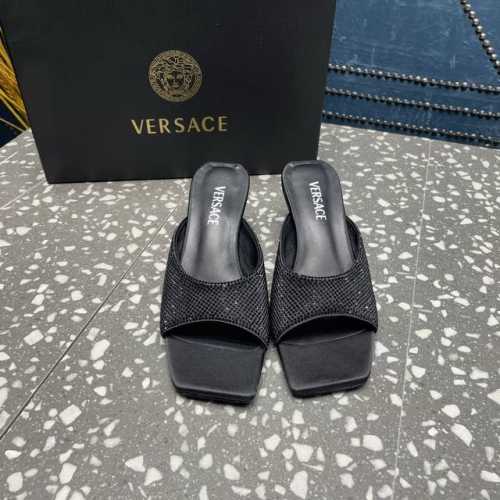 Versace范思哲 专柜新款，金属三角跟系列鞋面：真丝+钻内里垫脚：羊皮跟高：5.5cm鞋底：真皮大底码数：35-42码 42定制不退换 ⑥价格：