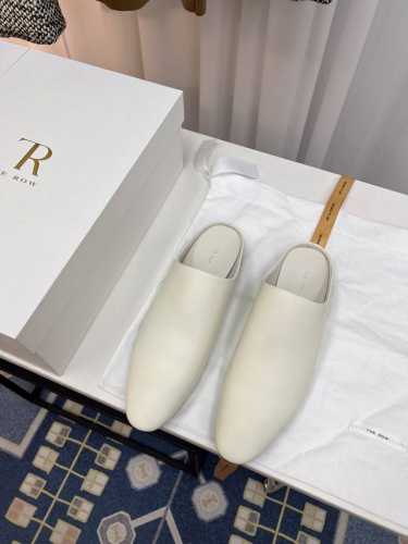 小众潮牌The Row 小圆头半拖第一眼看到这个鞋子就爱上了，带点复古味随意搭配都好看！各大网红博主都在穿它，整个鞋子非常柔软，好穿不磨脚。简约百搭款~延续了一