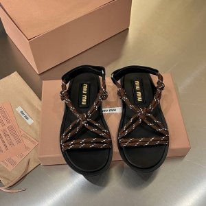 出厂价pp： Miumiu 顶级版本 缪缪 2025夏季新品，全球爆火的度假风平底凉鞋占领各大时装杂志封面 各路明星、小红书博主热推 搭配长裙、热裤首选直接闭眼