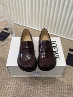 Loewe 罗意威 2024款休闲乐福鞋 杨幂同款简约乐福鞋大头休闲鞋圆头单鞋 没有任何繁杂装饰，纯粹极简，舒服又不失复古文艺气质，值得入手 无论时尚怎么变，乐