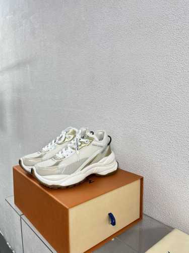L驴 Run55 增高运动鞋老爹鞋 金色 年度舒适运动鞋舒适度堪比专业运动鞋，兼具时尚和实用，完全不会磨脚 材质介绍: 1鞋面选材采用纯进口的Dk透气网格 布料