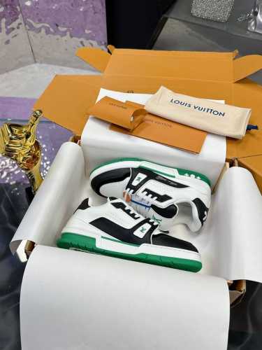 loui* Vuitto* 顶级版本 本款 Lv Trainer 运动鞋再现设计师 Virgil Abloh 自篮球鞋中挖掘的时尚潜力。粒面牛皮革构筑繁复鞋面，