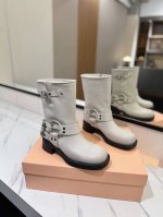Miu Miu 2024 官网同步中靴 走秀款马丁骑士靴 秋冬最美战靴鞋头大大翘翘是精髓。 妥妥断货节奏每一双都是独一无二不对寸的拉丝做旧复古效果 ，酷飒酷飒
