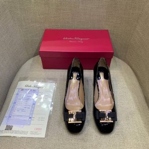 橙子出厂价 Ferragamo 菲拉格慕 蝴蝶结圆头漆皮粗跟单鞋 浅口高跟女鞋 码数：34-42