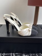 代购级 Chanel 小香 25ss早春新品 缎面蝴蝶结凉鞋系列法式风情 真是美到心尖尖上啦！ 优雅又浪漫的仙女应该就是这样吧极简的配色加上绸缎蝴蝶结深入人心