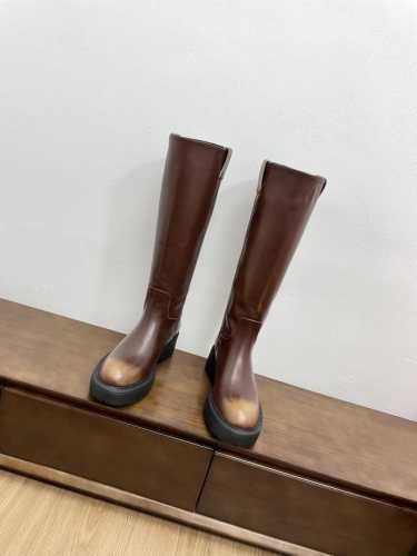 牛皮 磨砂皮 顶级版本代购级miumiu秋冬新款增高厚底复古长靴骑士靴 全新复古做旧系列上脚尤为惊艳到你的一款闭眼入都是不会后悔 鞋面：进口小牛皮 鞋底：原版1