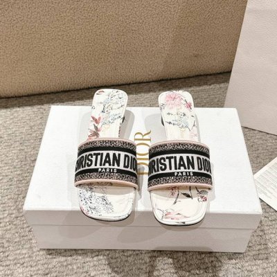 代购级别 新配色 经典的 Dway 凉拖是一款经典单品 饰以裸色和白色 Millefiori图案 以柔和精致的色调呈现高雅的亚洲花朵 鞋面饰以醒目的Christ