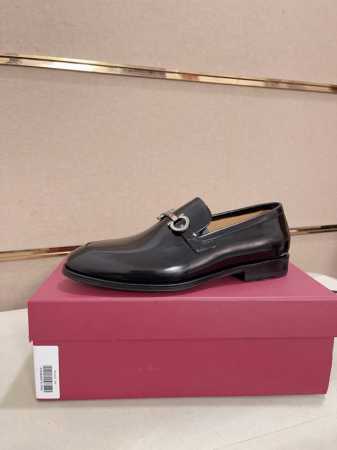 出厂价 高版本 菲拉格慕 Ferragamo 东莞品质！ 独家爆款现货新品上架，高品质牛鞋，高端商务，配全套包装！ 材质 进口漆面牛皮+进口优质水染牛皮内里+耐 - 点击图像关闭