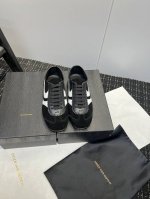 出厂： Dvn德训鞋～拿捏你的脚感 Dries Van Noten 春夏系列，设计师通过改造、扭曲和颠覆经典元素，打造出实用而富有设计感实穿的运动鞋履 全真皮独
