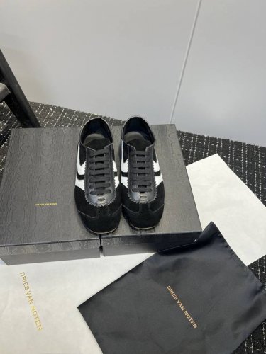 出厂： Dvn德训鞋～拿捏你的脚感 Dries Van Noten 春夏系列，设计师通过改造、扭曲和颠覆经典元素，打造出实用而富有设计感实穿的运动鞋履 全真皮独