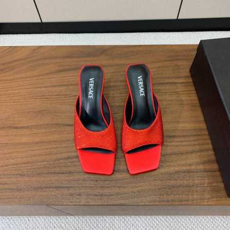 versace 金属跟拖鞋。很浓郁的意式风格。鞋面真丝烫钻，羊皮内里及垫脚。真皮大底。码数：35-41 40、41定制不退换 批： - 点击图像关闭