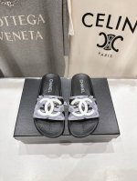 高版本出厂 Chanel* ｜小香2025 夏季新款度假沙滩拖鞋 这一季的拖鞋超美 极简大双C设计，万能搭百神器，简单又失不特色，任何场都合可以驾驭，舒度适极高