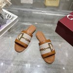 8023-1 棕布 35-43 这款女士凉拖搭配饰经典马衔扣细节金色调配件，尽显别样魅力。采用精致皮革打造，设计融合传统灵感与现代百搭风格，优雅点缀暖季造型。