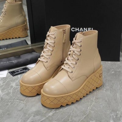 CHANEL 香奈儿 24ss 小香秋冬走秀靴 超级好看，又轻，又增高。谁穿谁超模，少女们的心头爱真的是帅气时尚的代表 靴筒五金字母点缀 低调不失奢华！简约时尚