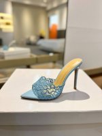 价格P： Gianvito Rossi 经典款尖头电绣高跟鞋，它的出现就像夜空中最璀璨的星辰。经典的款式，永恒的魅力，电绣的图案更是为其增添了梦幻的色彩。每一步